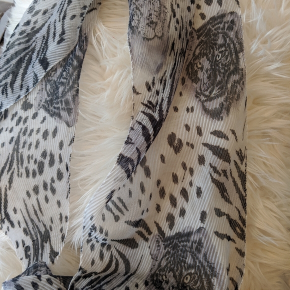 Scarf with Tiger and Lion Print - Picture 3 of 5